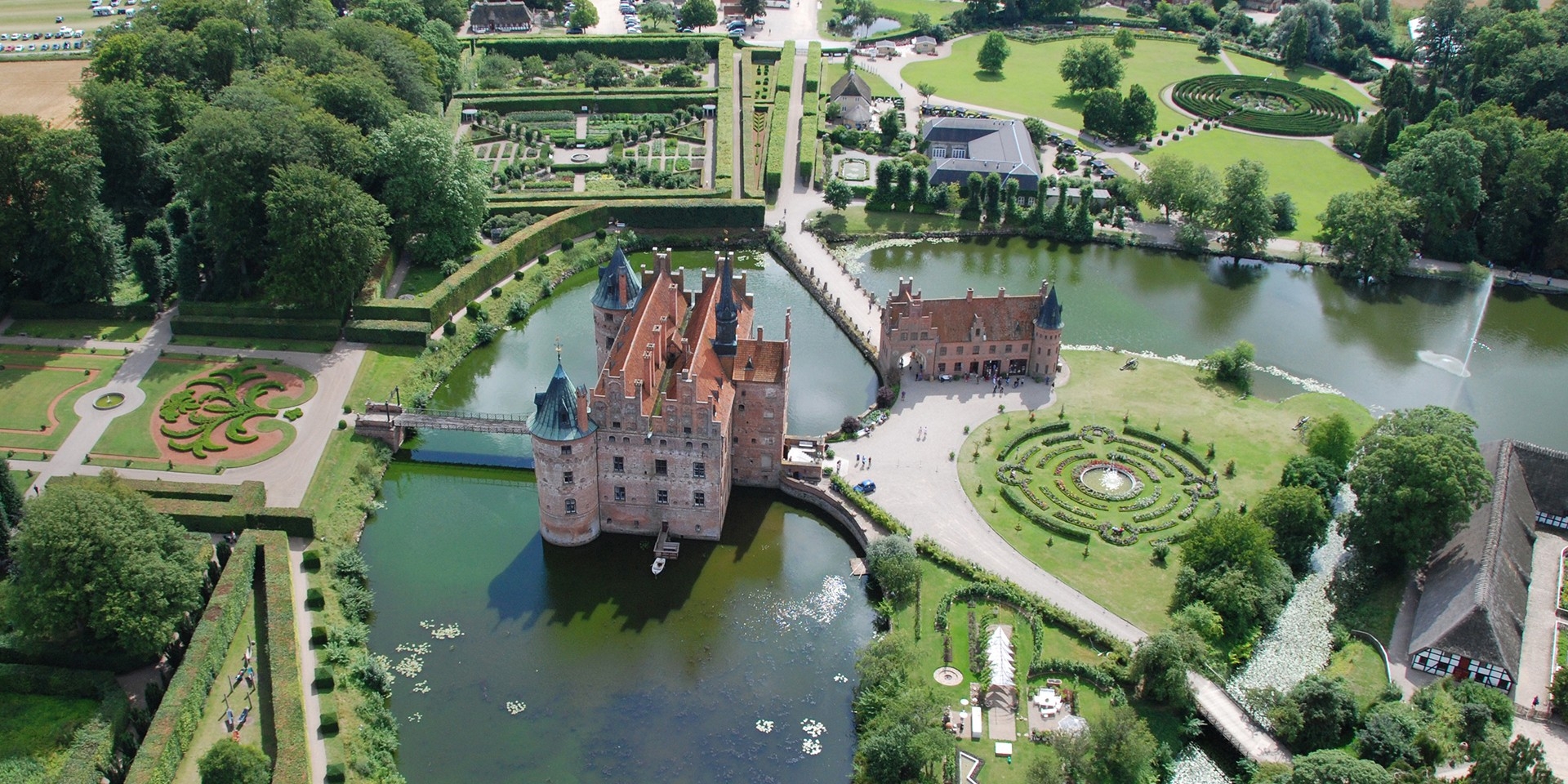 Egeskov Castle, Fyn Island, Denmark без смс