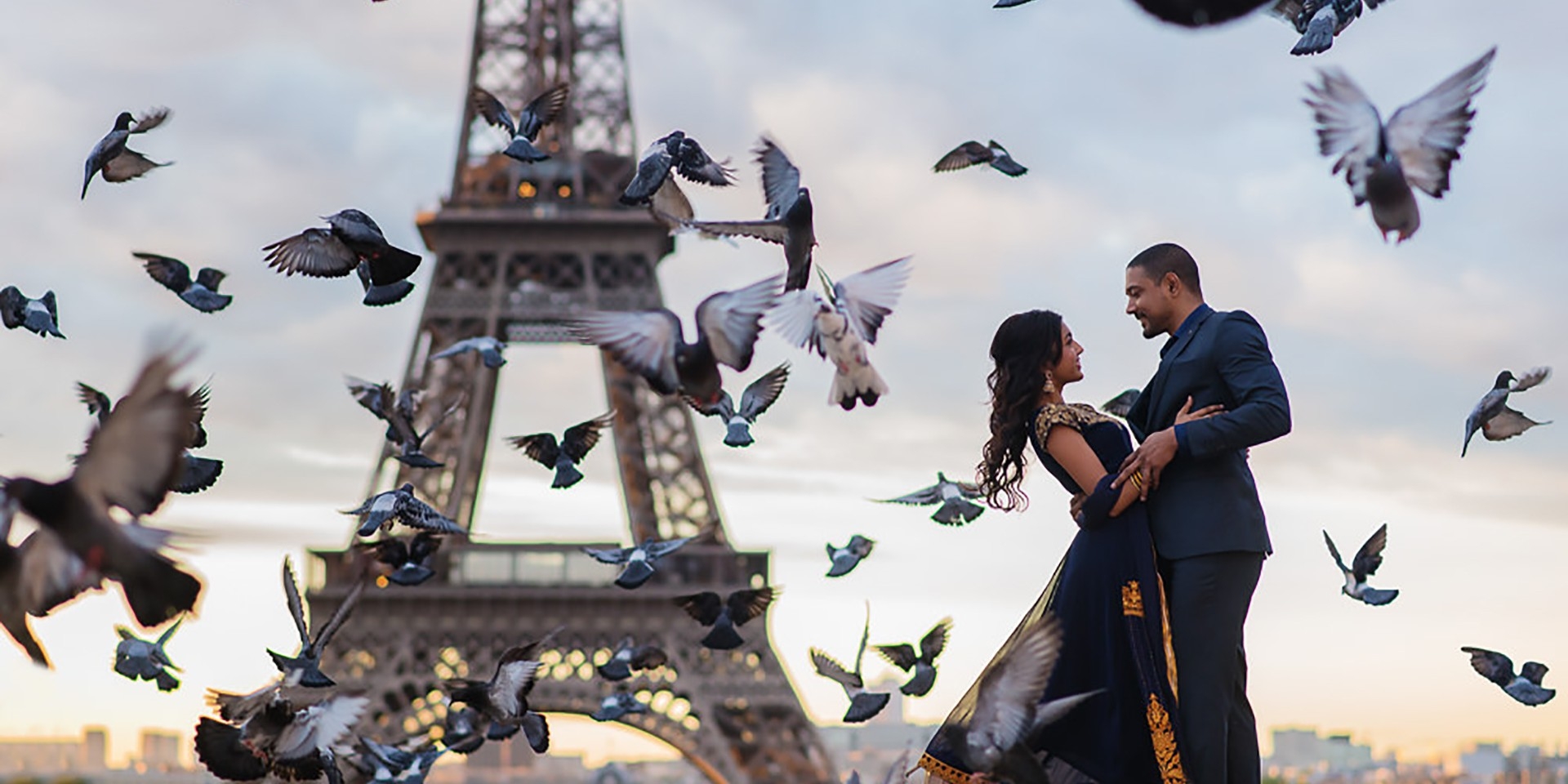 Влюбленные и башня. Голуби в Париже. Влюбленные в Париже. Романтические голуби. Фотосессия с голубями.